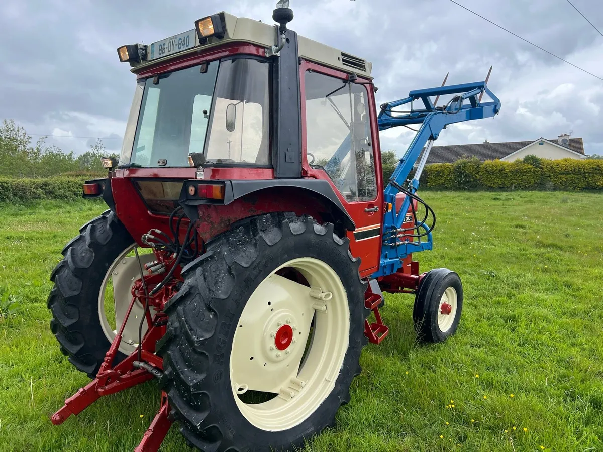 Case International 785 XL with loader and fork - Image 2