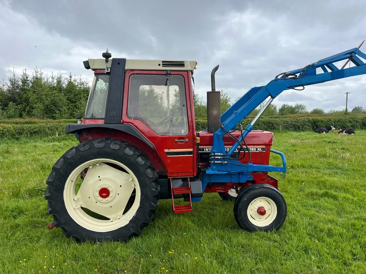 Case International 785 XL with loader and fork - Image 3