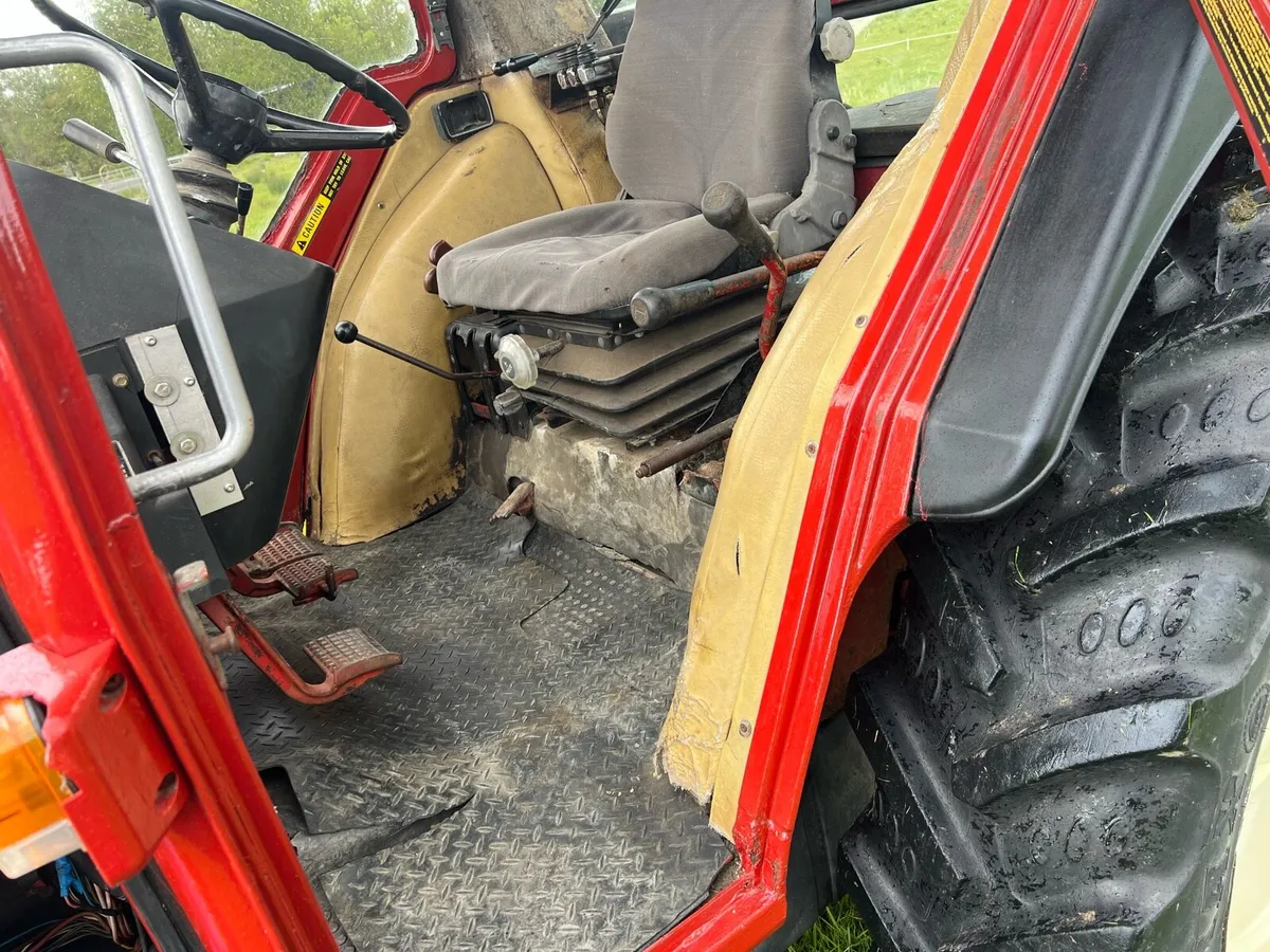 Case International 785 XL with loader and fork - Image 4