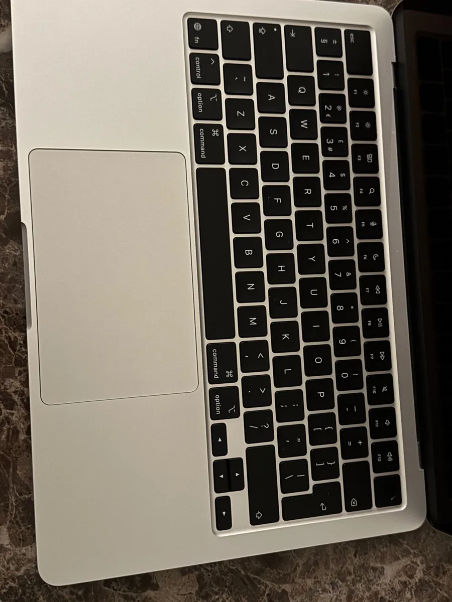 Apple MacBook Air 13” M4 16GB RAM 2025 - Image 3