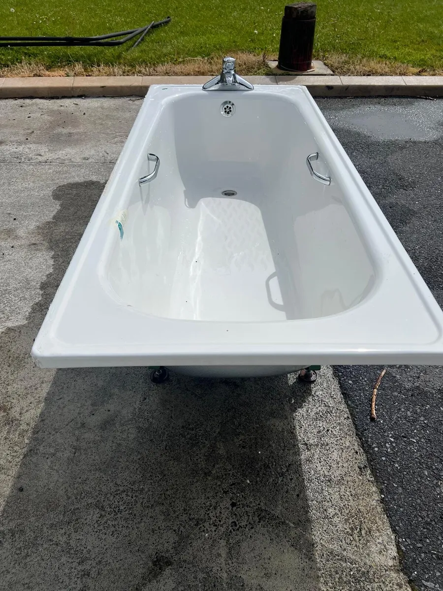 Cast iron bath - Image 1