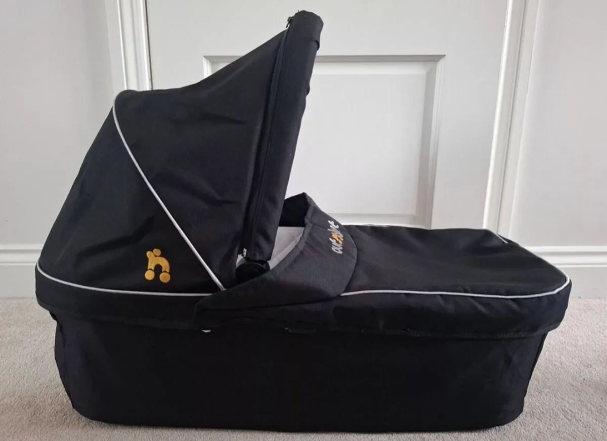 Nipper Single carrycot - out n about - Image 3