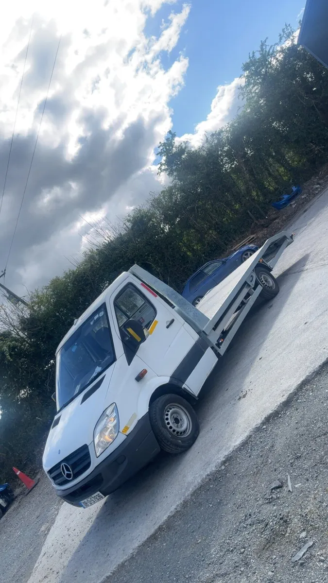 Recovery truck - Image 1
