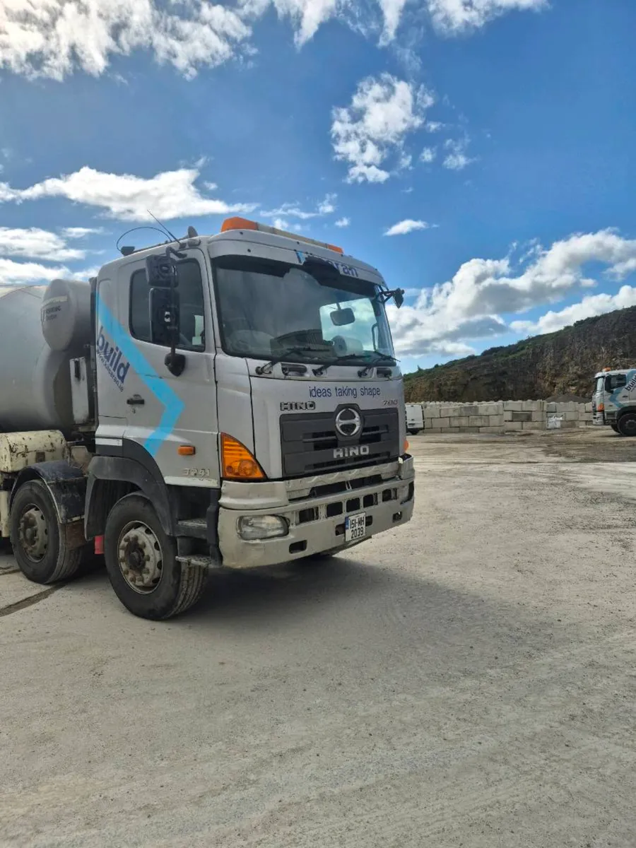 Hino mixer truck 5 axle - Image 2