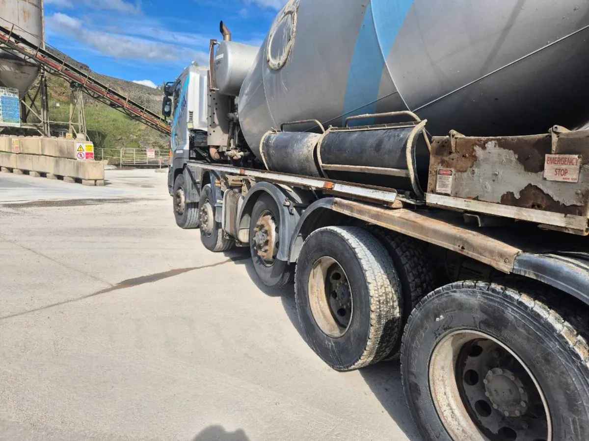 Hino mixer truck 5 axle - Image 3