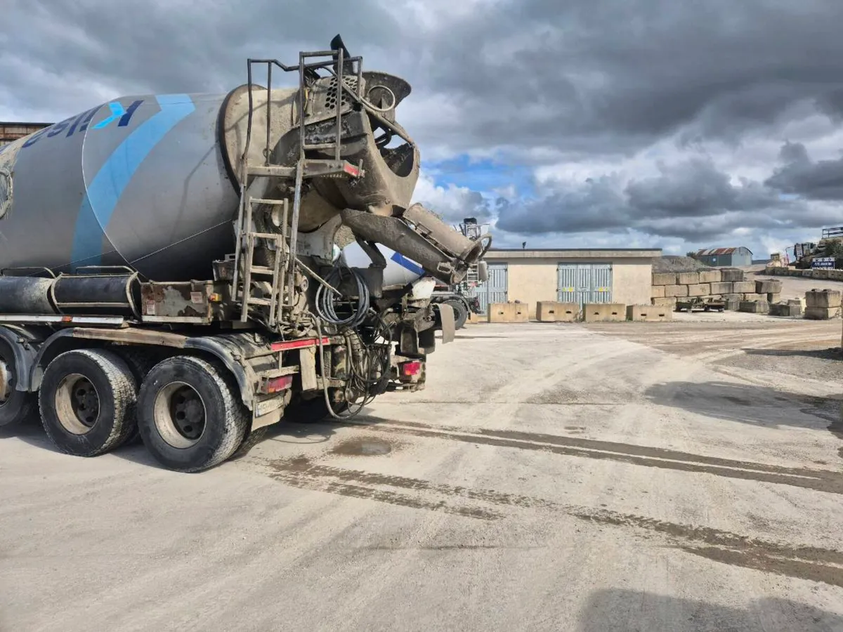Hino mixer truck 5 axle - Image 4