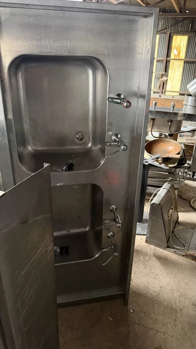 Chairs and kitchen stuff - Image 4