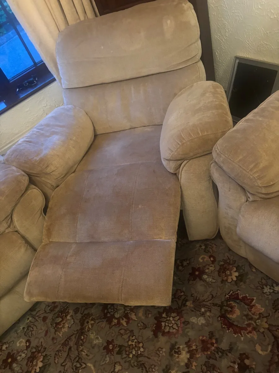 3 seater cream & 2  recliner chairs - Image 3