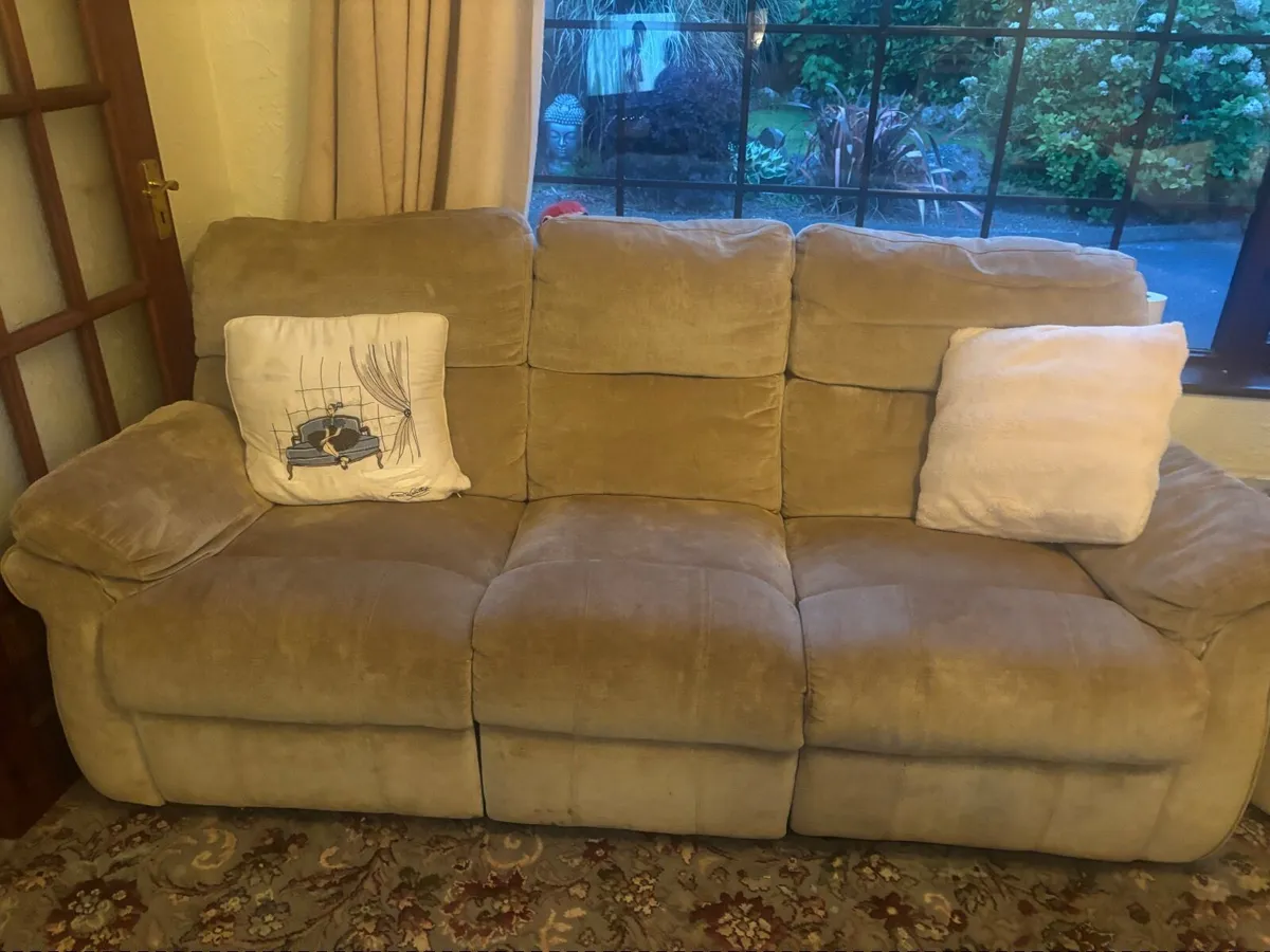 3 seater cream & 2  recliner chairs - Image 1