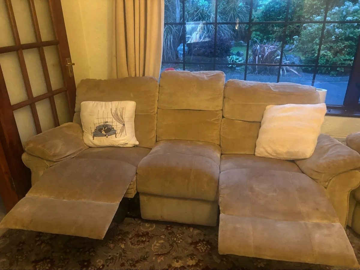 3 seater cream & 2  recliner chairs - Image 4