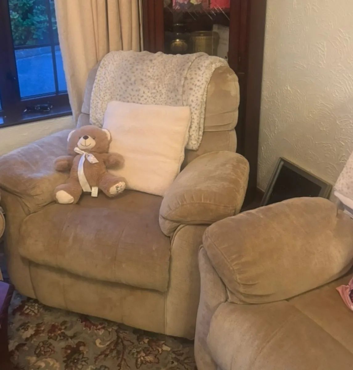 3 seater cream & 2  recliner chairs - Image 2