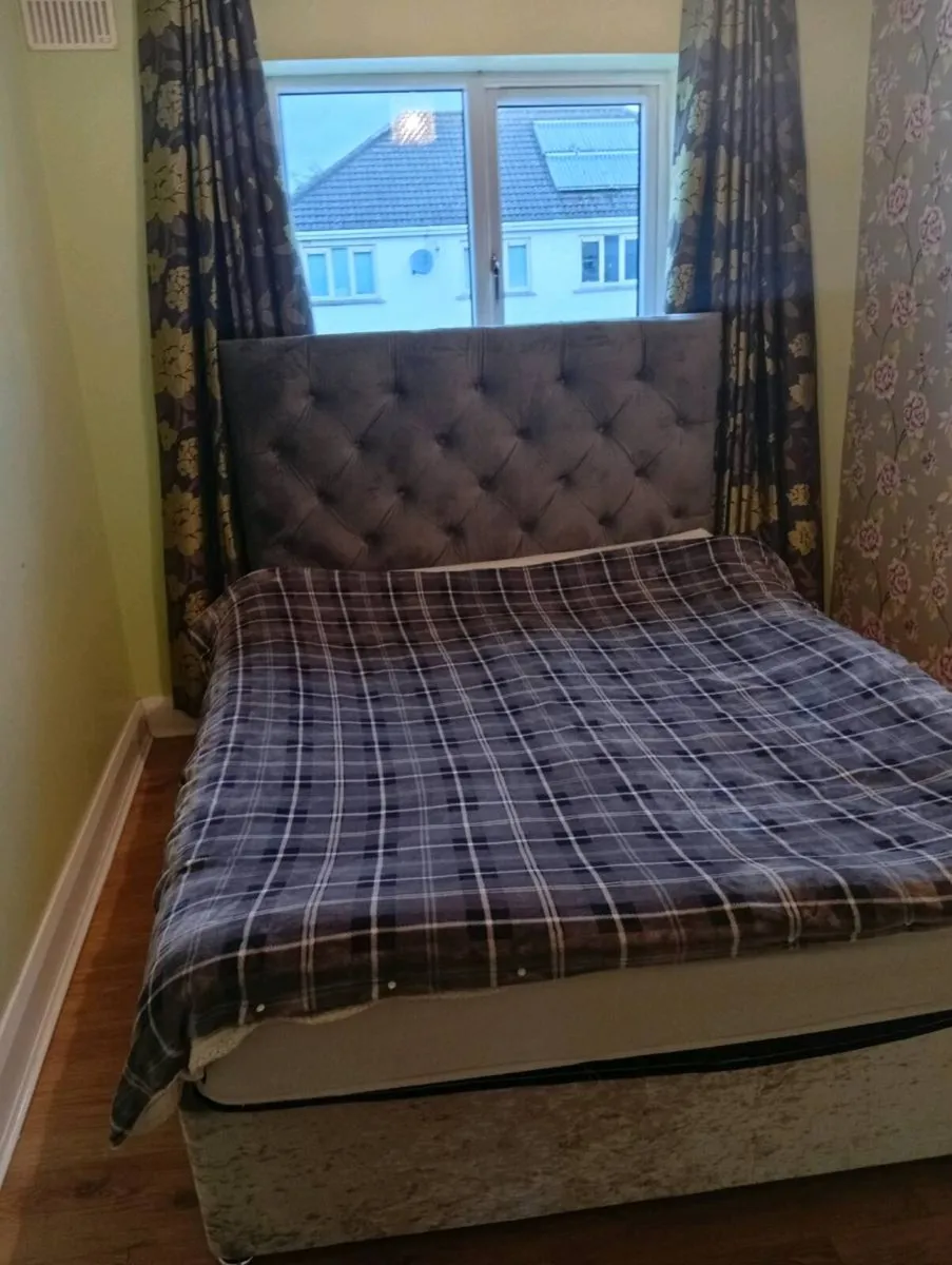 King size bed - Image 1