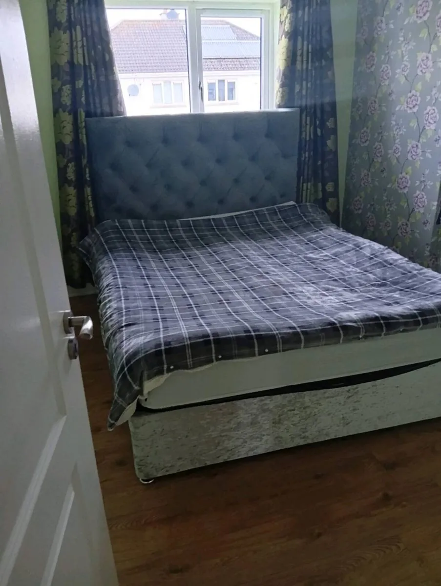 King size bed - Image 2