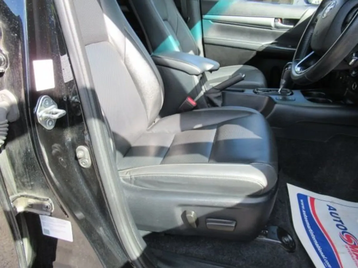 2.8 D-4D Invincible X Pickup Double Cab 4dr Diesel - Image 3