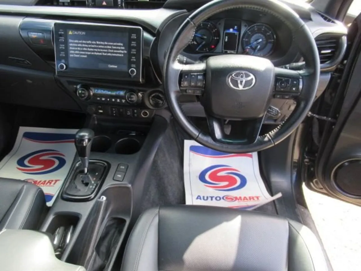 2.8 D-4D Invincible X Pickup Double Cab 4dr Diesel - Image 4