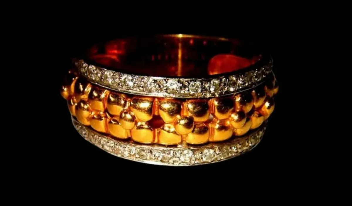 Vintage 18ct Gold/Diamond Unisex Ring - Image 2