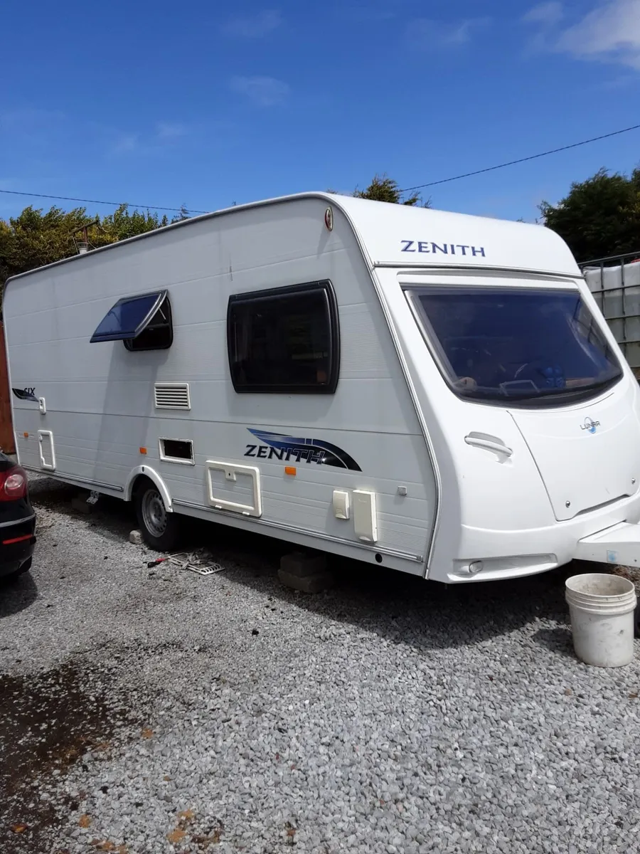 Caravan Lunar Zenith 6 berth - Image 2