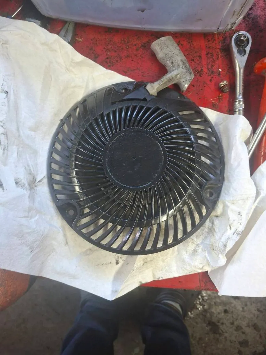 briggs and   stratton  recoil   starter - Image 1