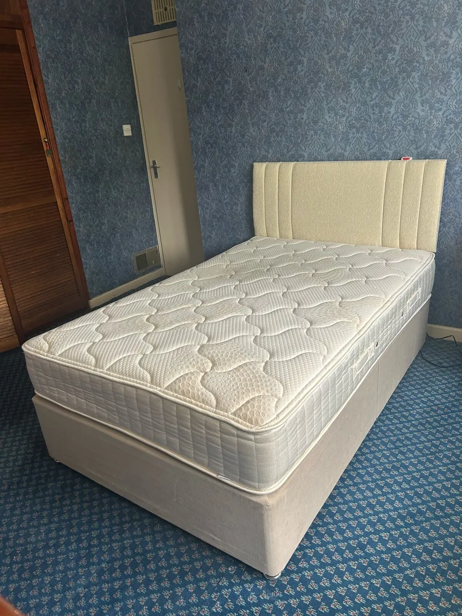 Small double bed (120 cm/4 ft) with headboard. - Image 4