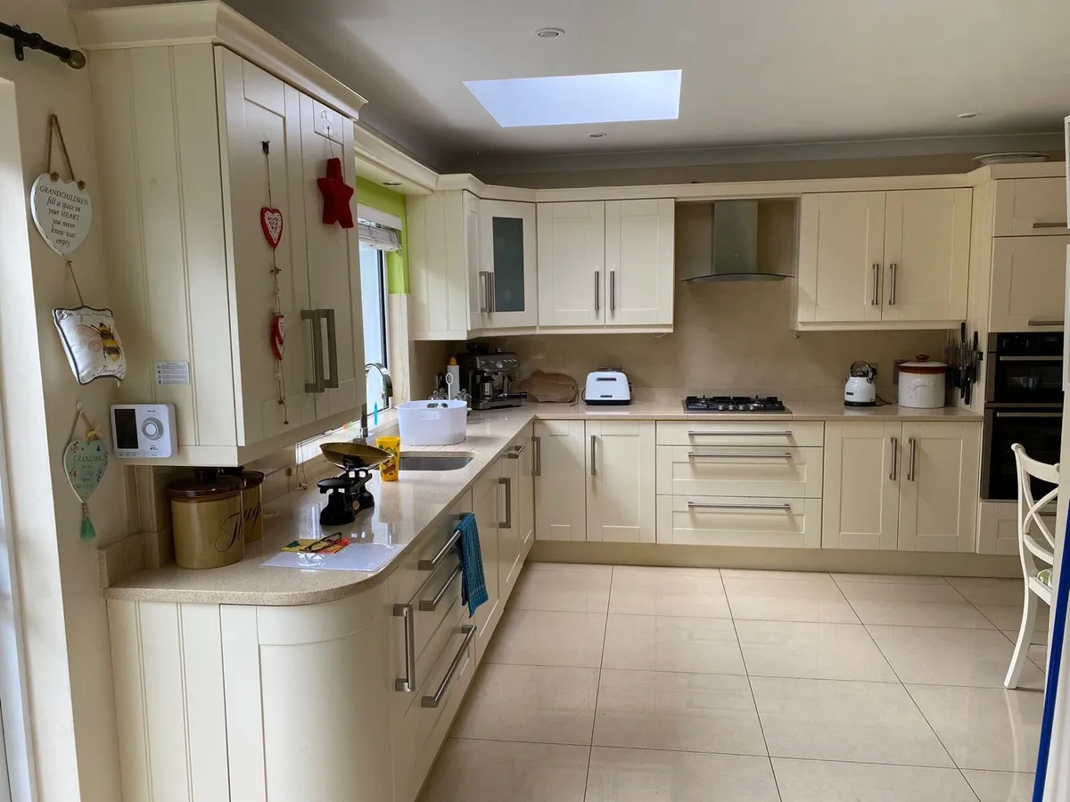 Modern “Shaker” style cream kitchen - Image 2