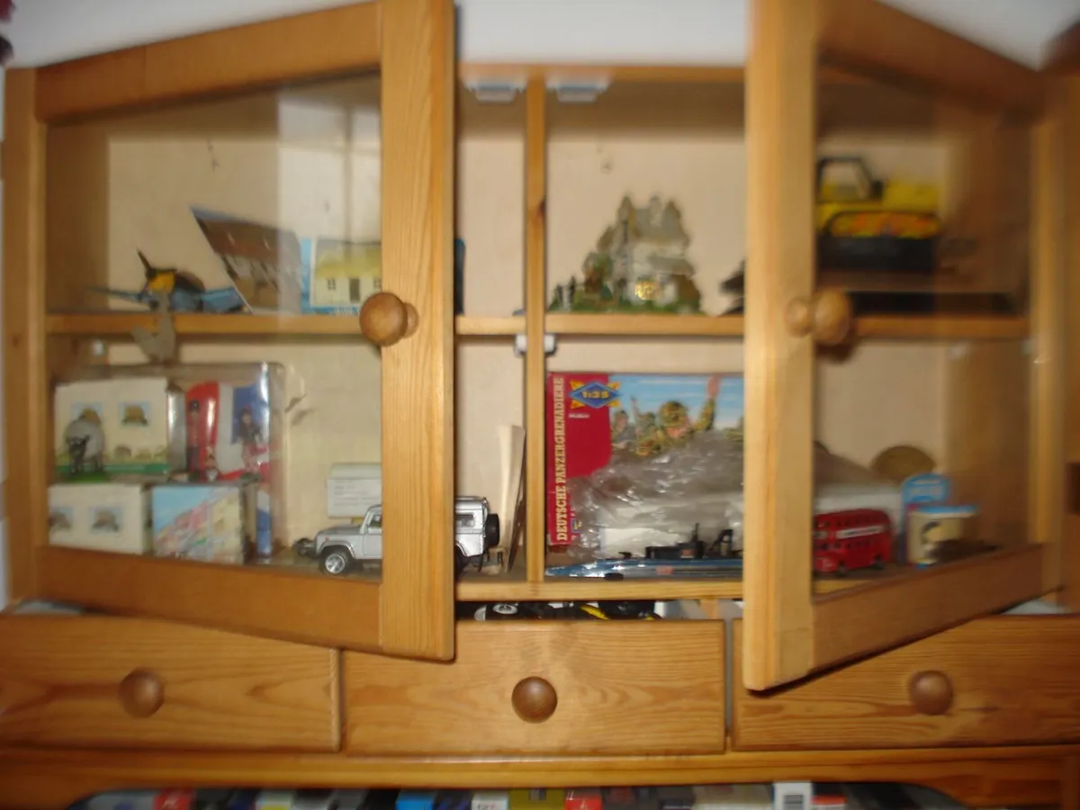SMALL FINE PINE WOODEN COLLECTORS DISPLAY CABINET. - Image 2