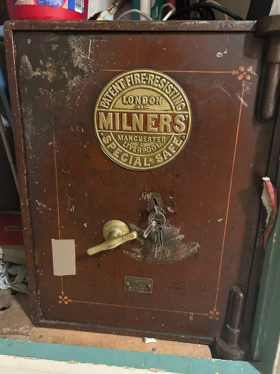 Fire resistant safe - Image 1
