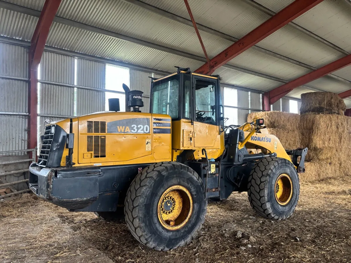 Komatsu 320 Loader - Image 4