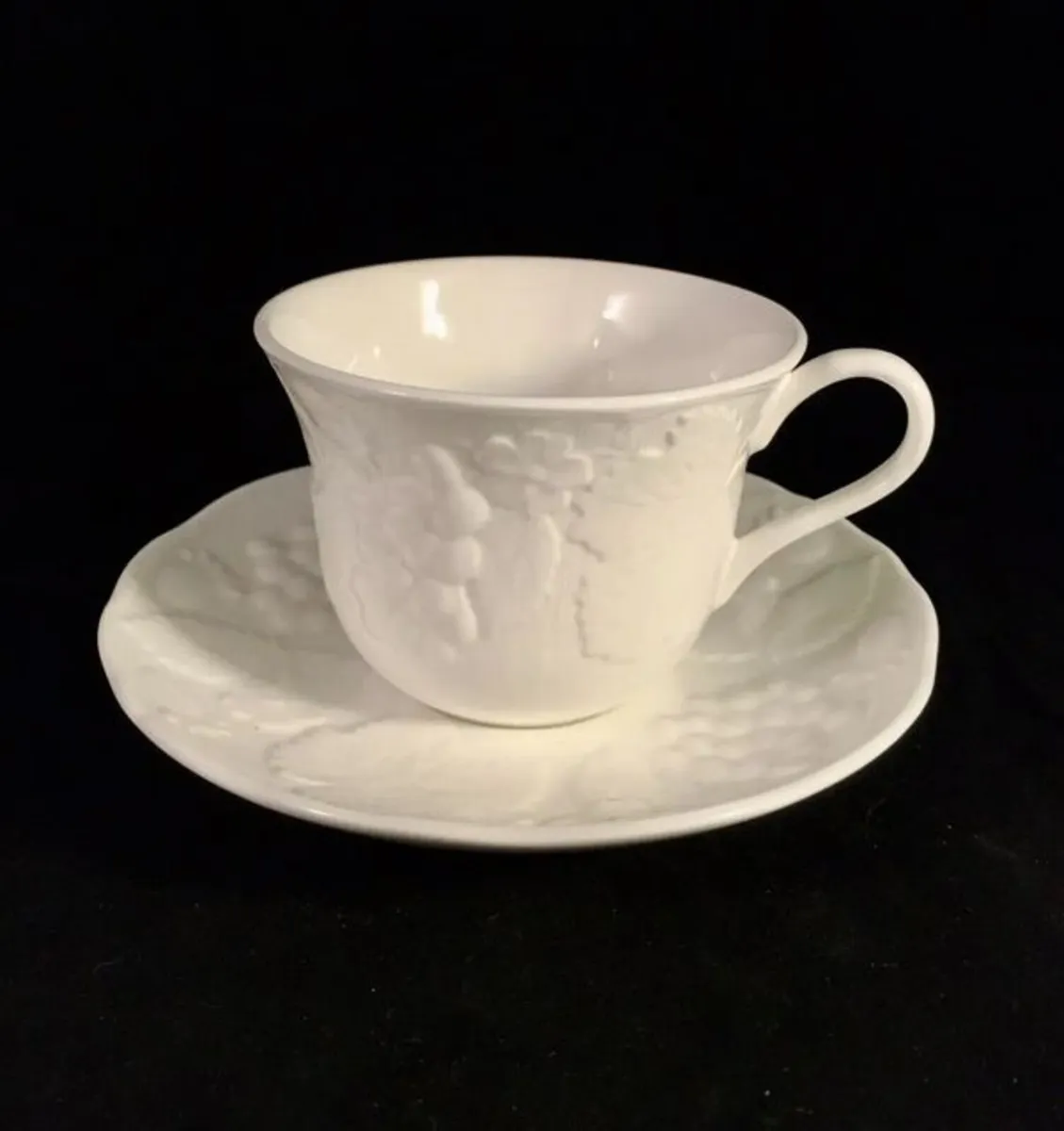 5 New Wedgewood Strawberry & Vine Cups & Saucers - Image 2