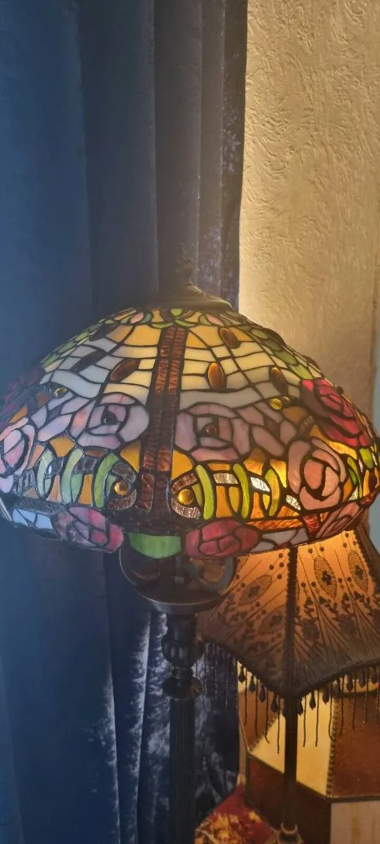 STUNNING TIFFANY STYLE TALL LAMP - Image 1