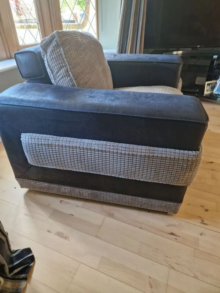 3 seater and two armchairs grey black - Image 4