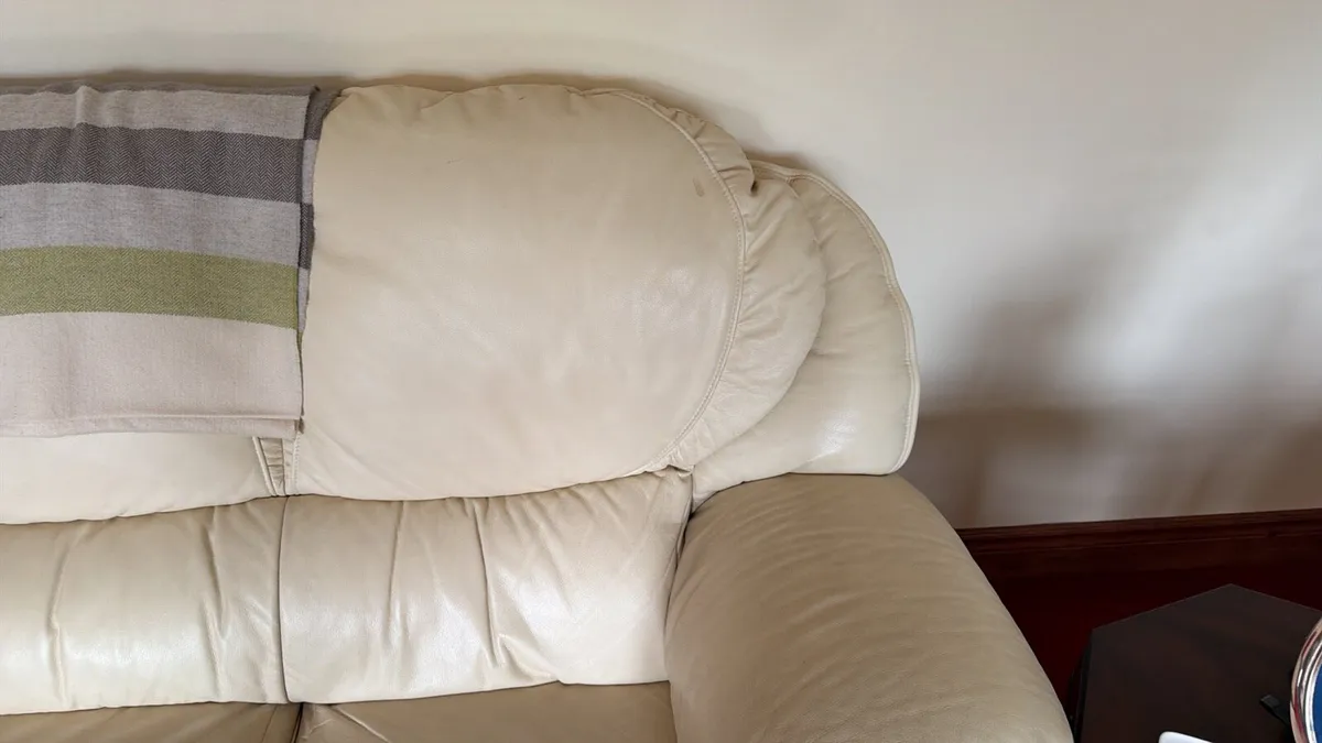 2 x 3 seater leather sofas - Image 4