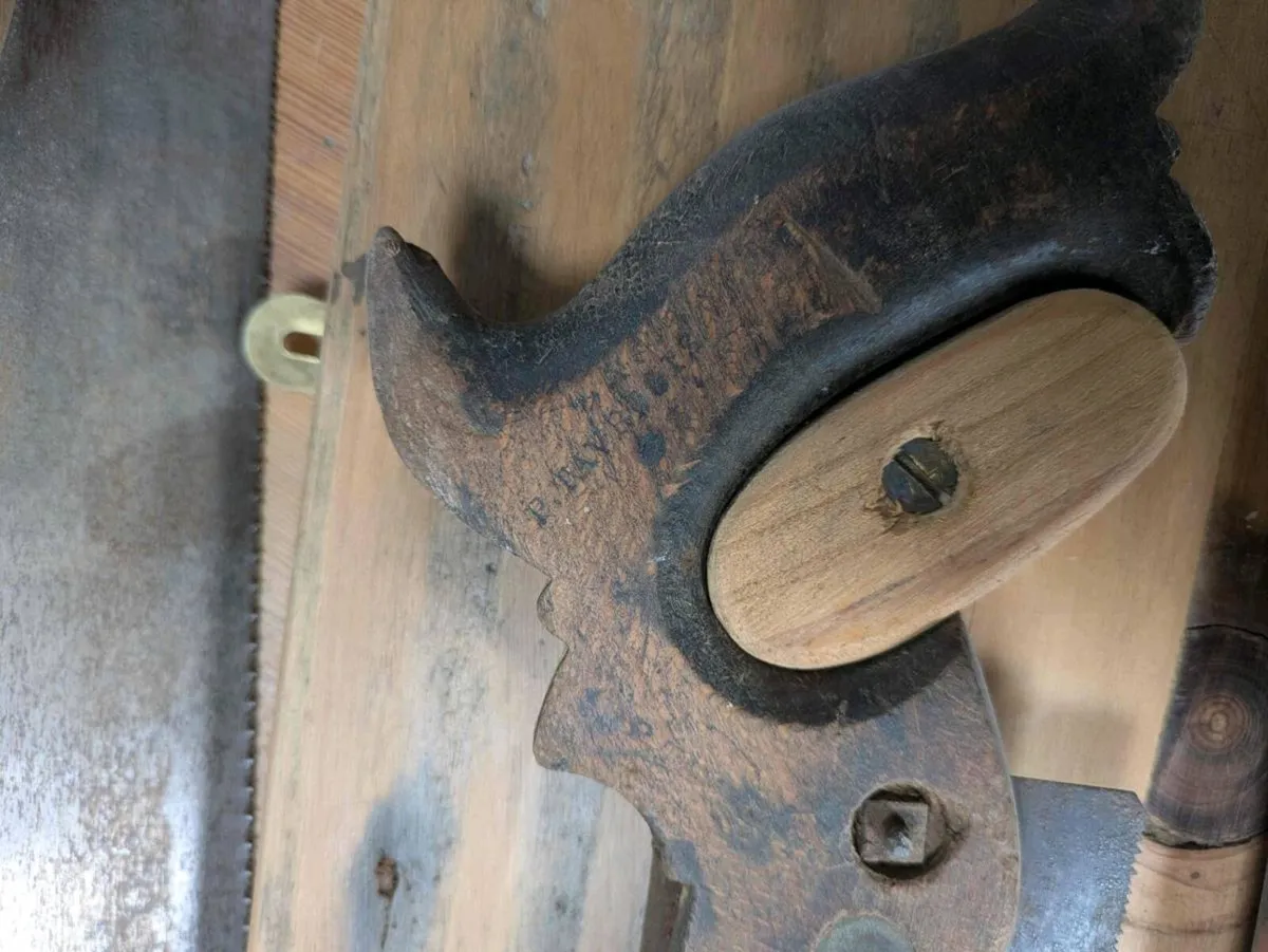 Old hand saw display - Image 4