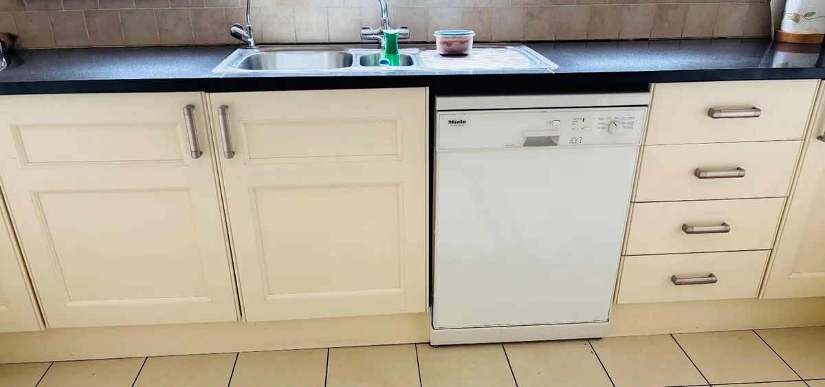 Fitted kitchen - Image 1