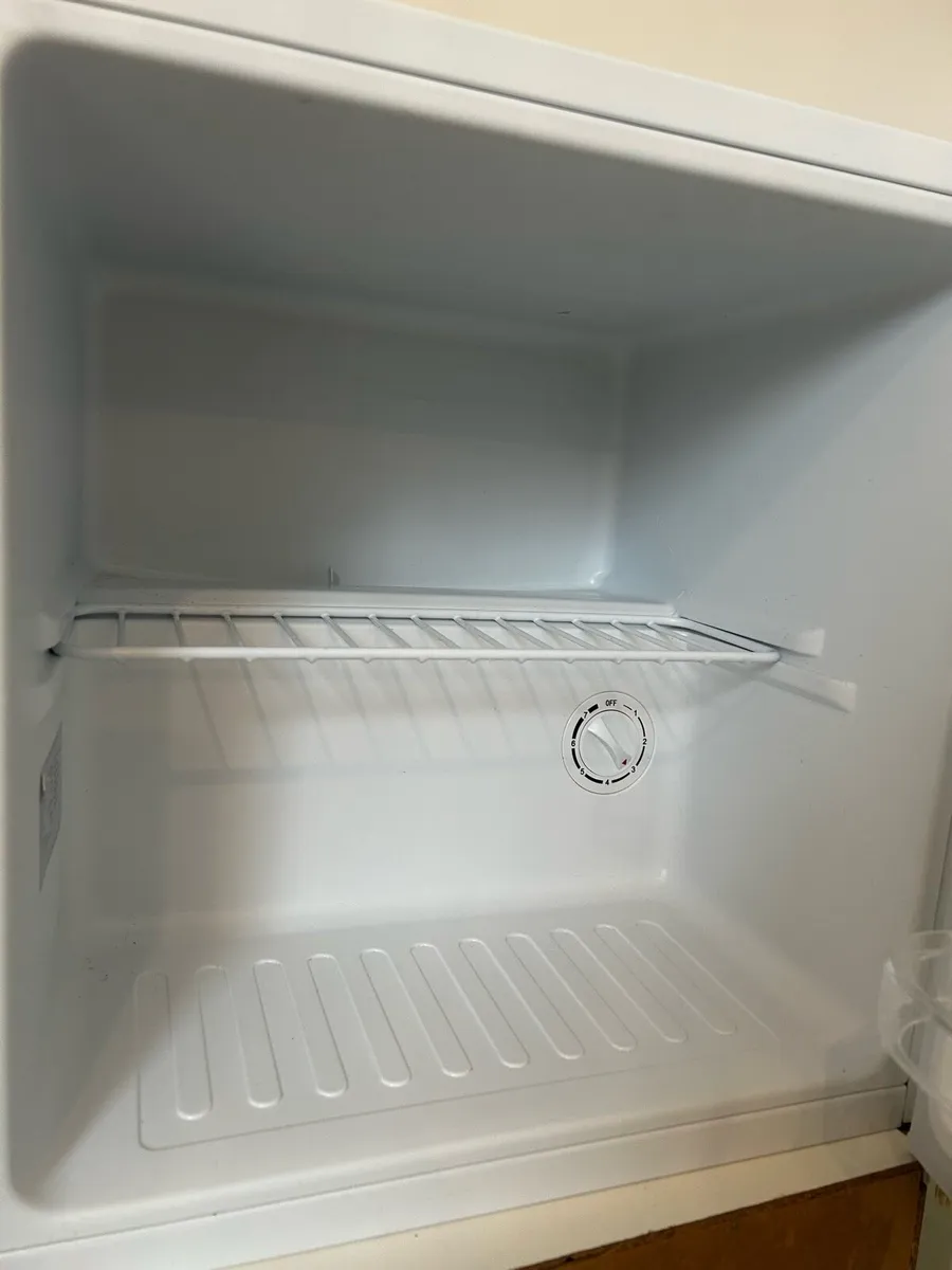 PowerPoint single door mini fridge - Image 4