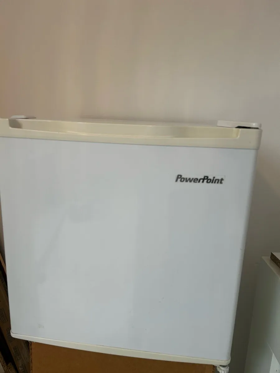 PowerPoint single door mini fridge - Image 1