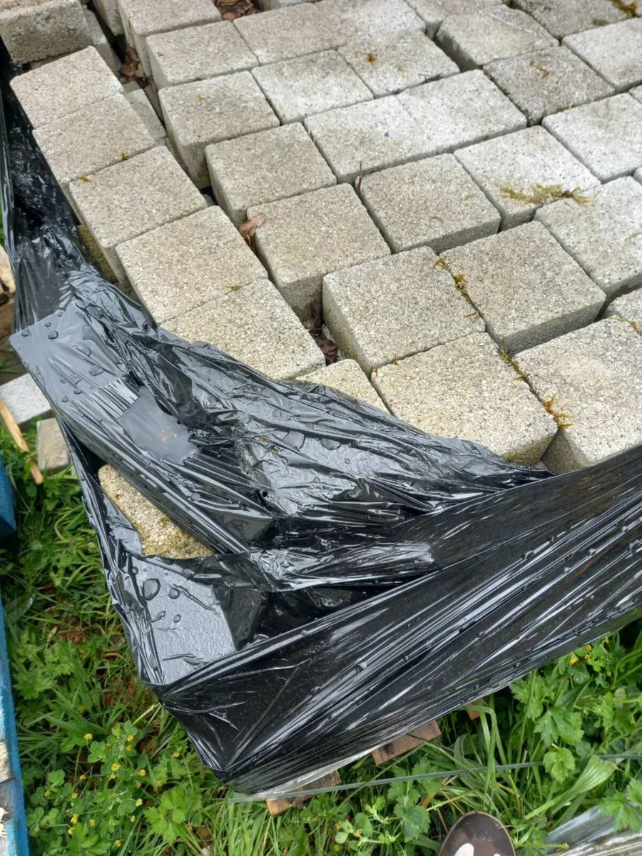 A selection of paving brick palletts - Image 2