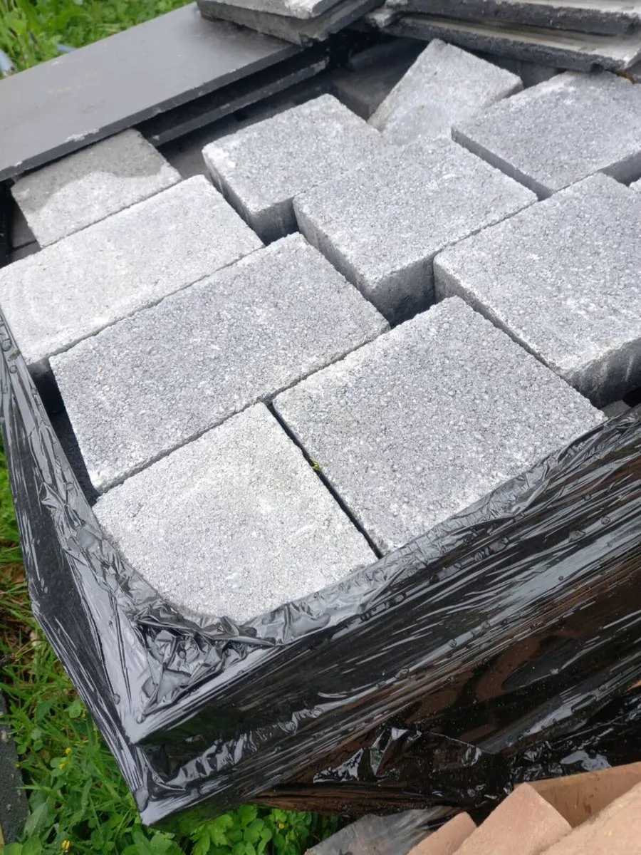 A selection of paving brick palletts - Image 3