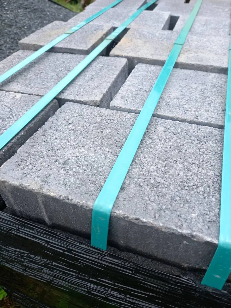 A selection of paving brick palletts - Image 4
