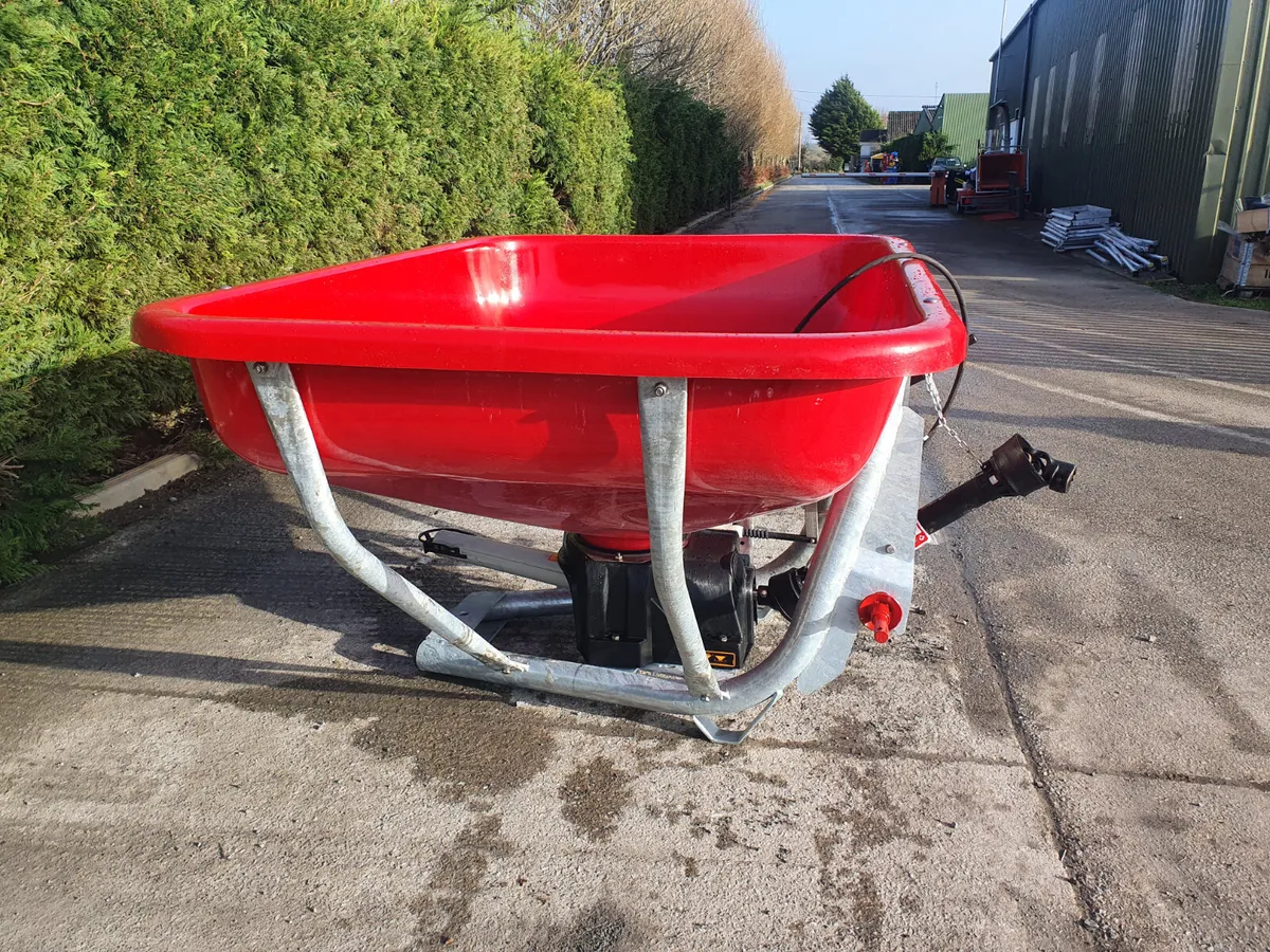 Rhino Fertilizer 800l wagtail spreader - Image 4