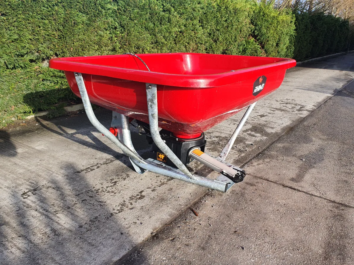 Rhino Fertilizer 800l wagtail spreader - Image 2