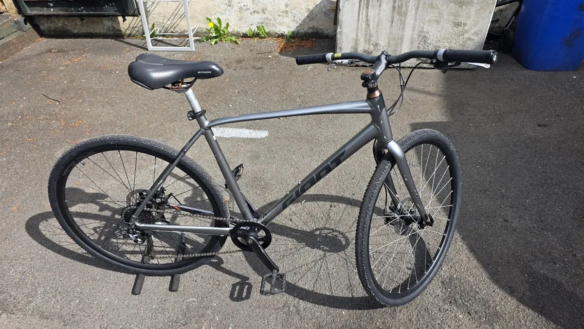 Giant Escape Hybrid Bike – Like New - Image 1
