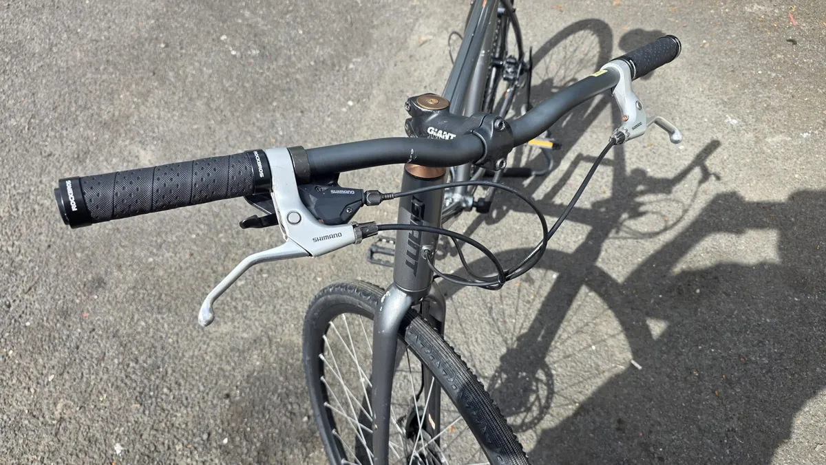 Giant Escape Hybrid Bike – Like New - Image 2
