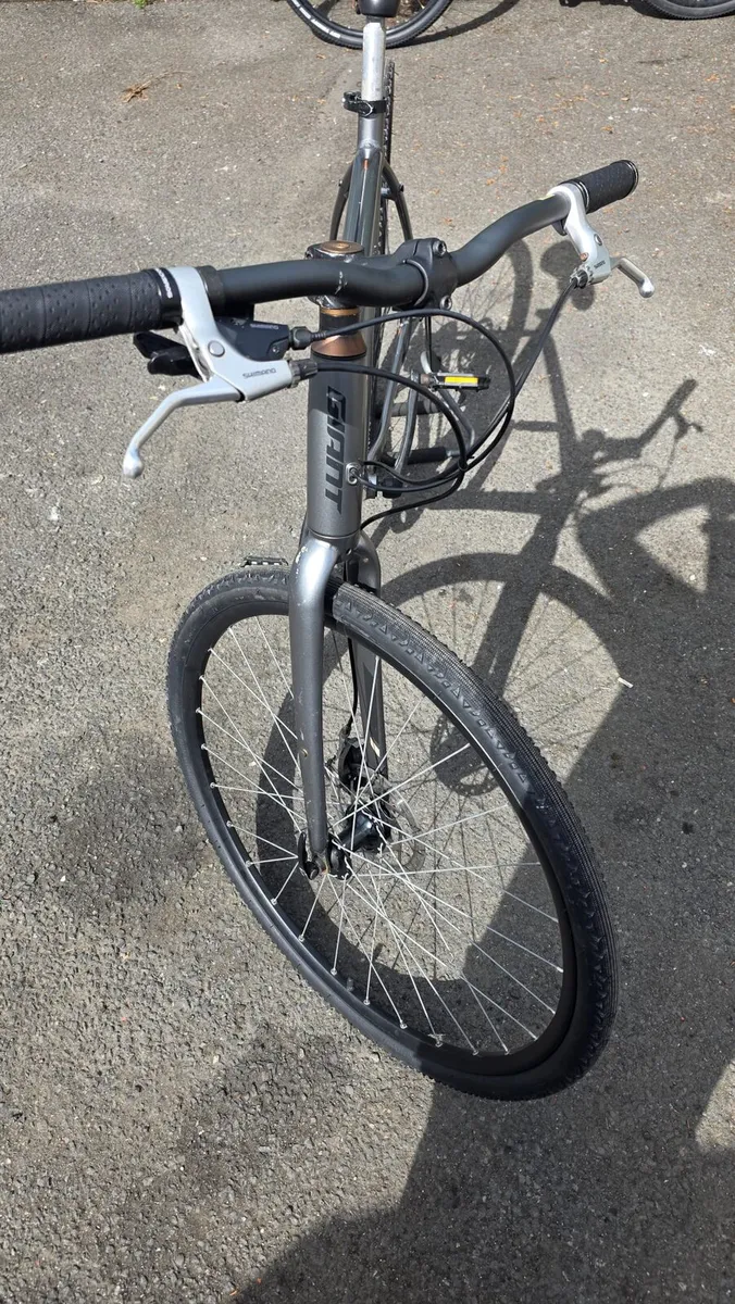 Giant Escape Hybrid Bike – Like New - Image 3