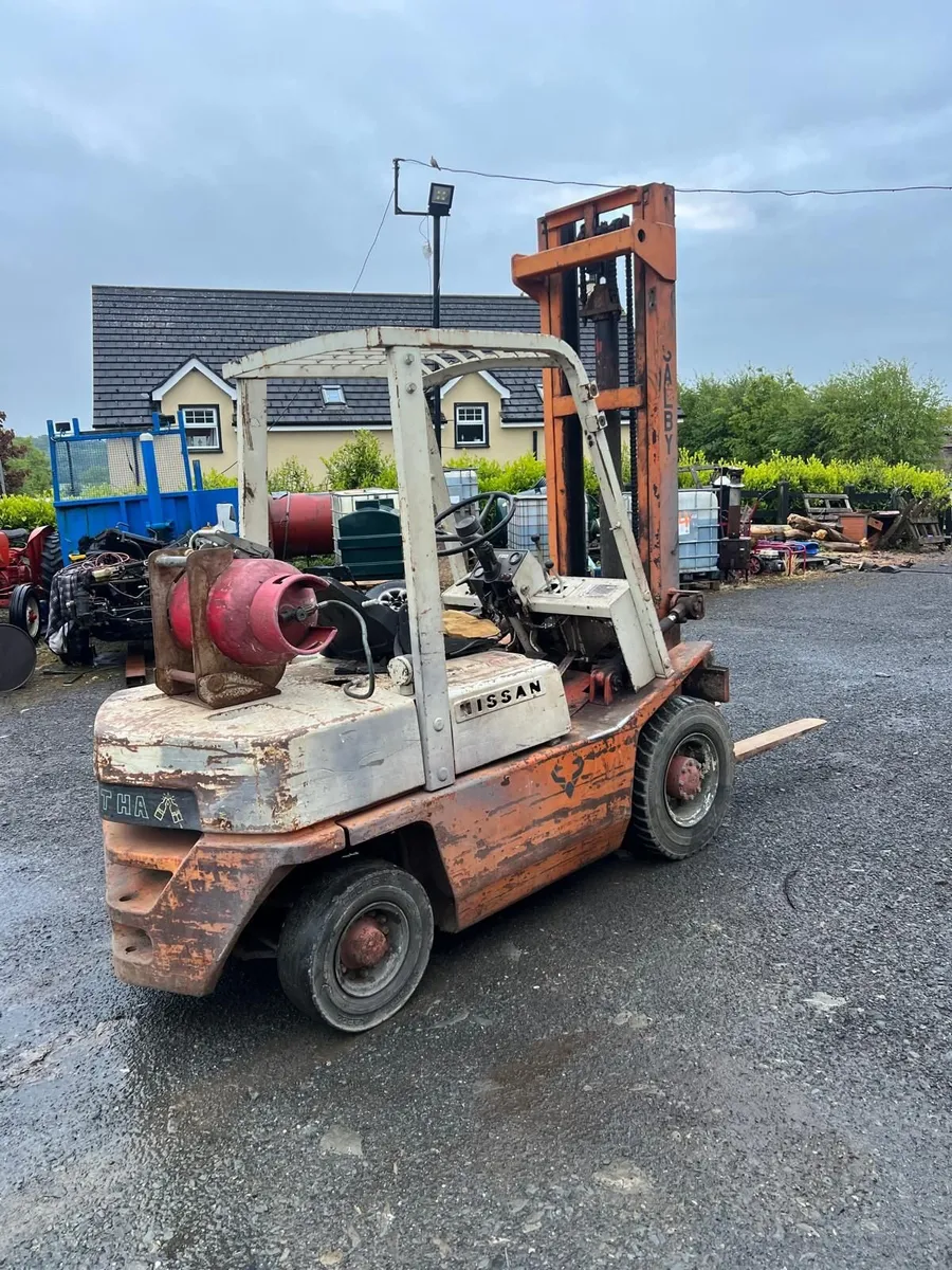 Nissan 2.5ton gas forklift - Image 1
