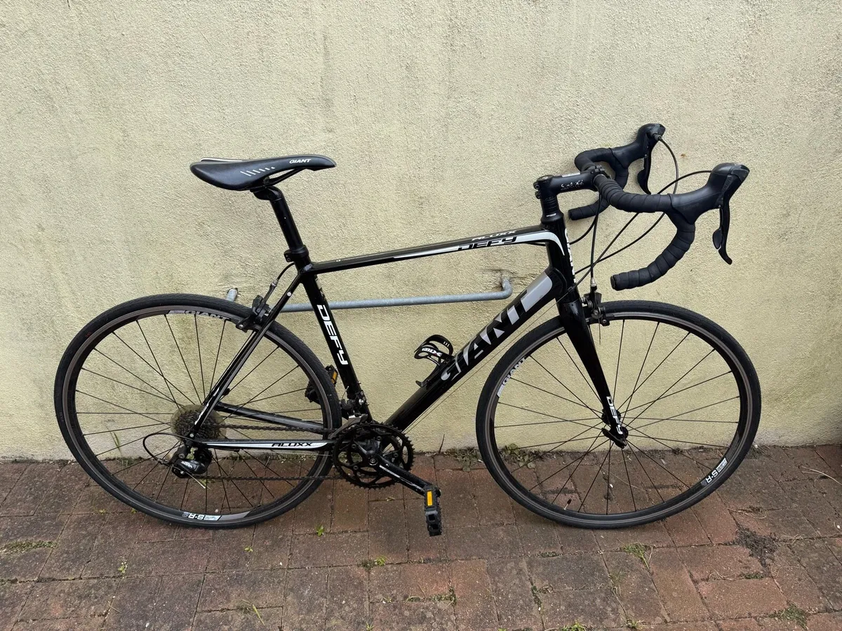 Giant Aluxx Defy Road Bike with Carbon fork - Image 1