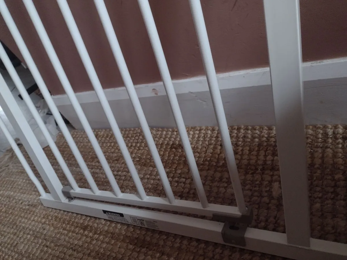 2 stair safety gates - Image 4