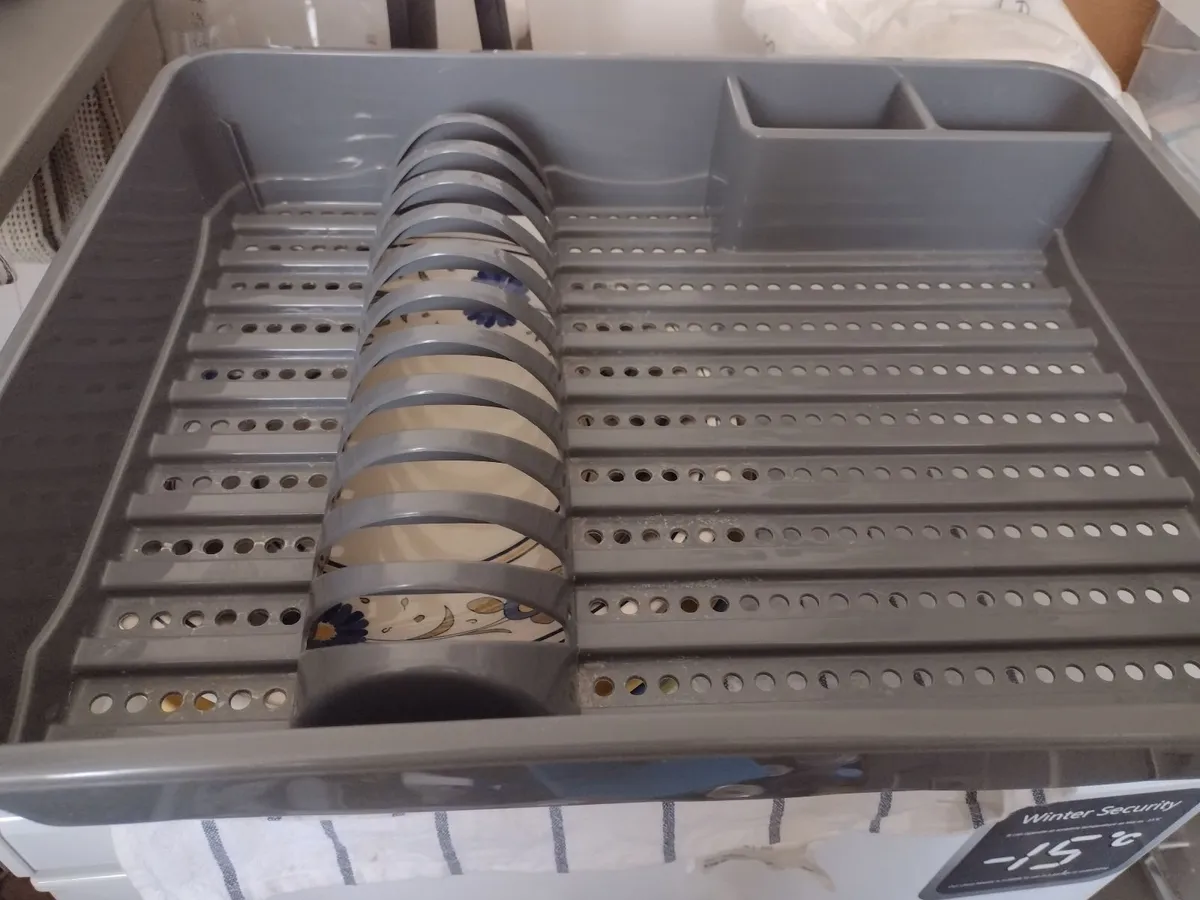 5 dinner plates & new dish rack - Image 3