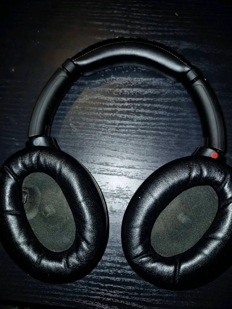 Sony XM4 headphones - Image 3