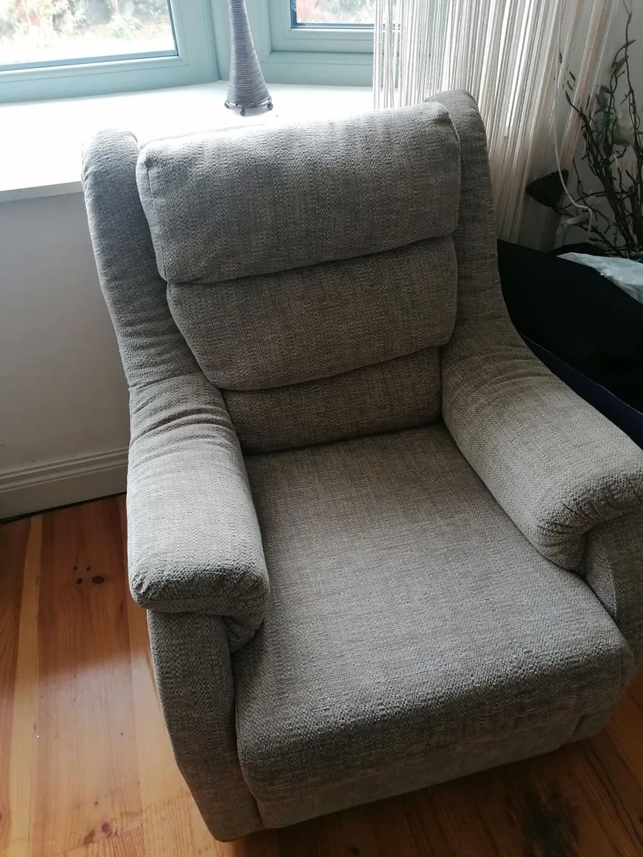Beige  sofa and 2 armchairs  excellent condition - Image 3