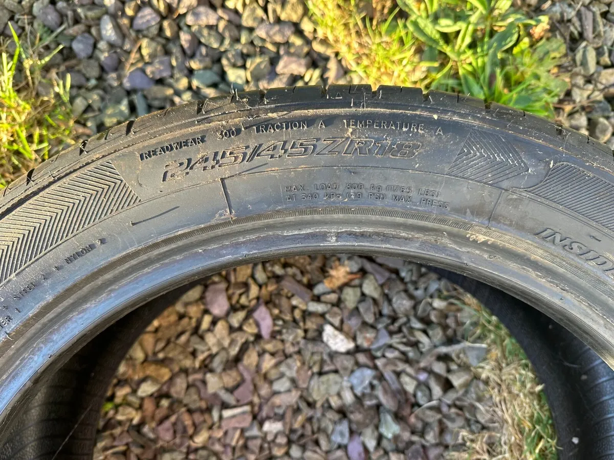 Tyre, almost new - Image 1